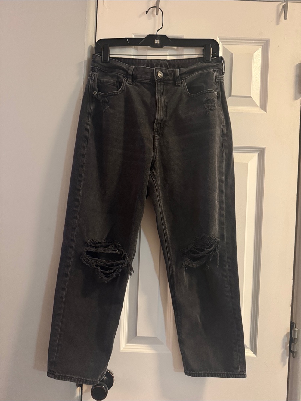 American Eagle Ripped Black Jeans- Mom Straight 10 Short